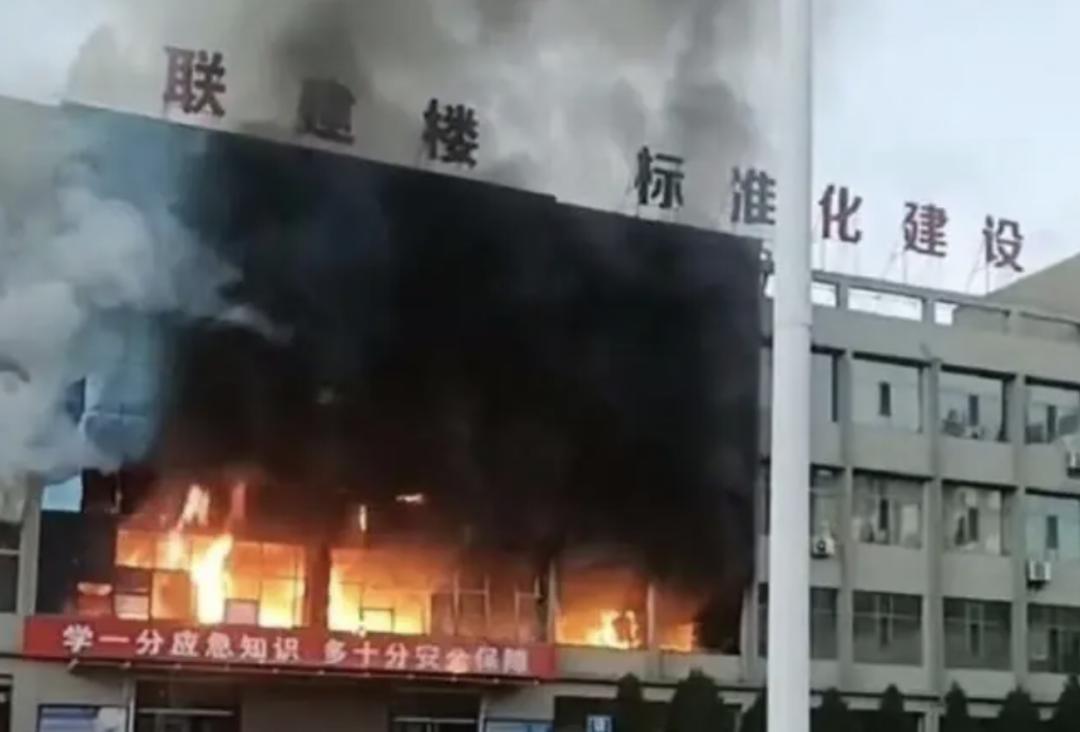 公司浴室起火致26死 13人被提起公诉