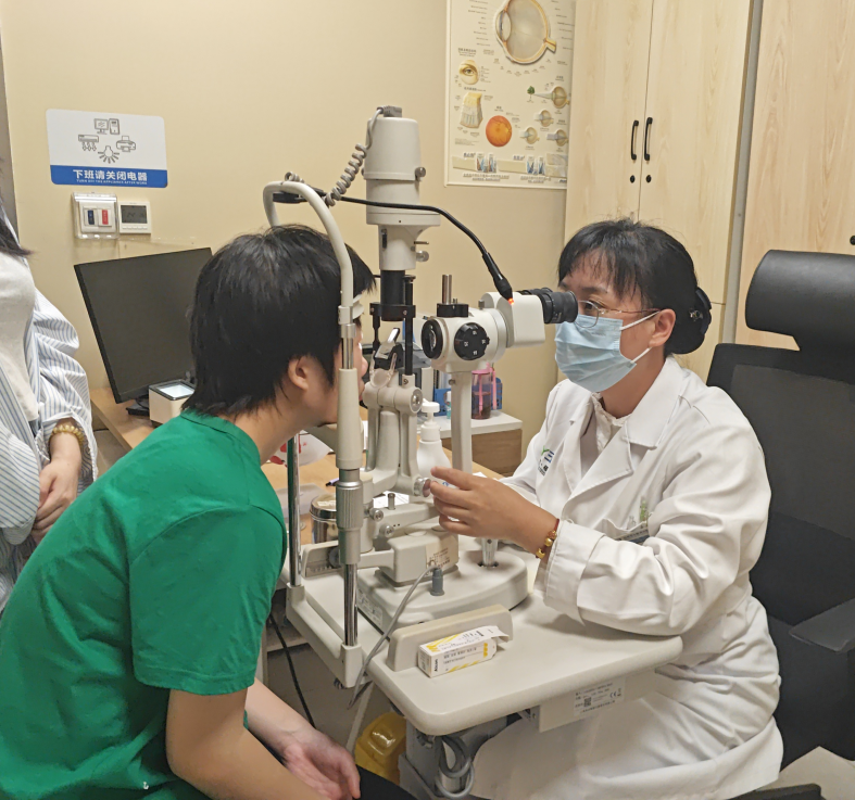 被斜视困住的13岁女孩