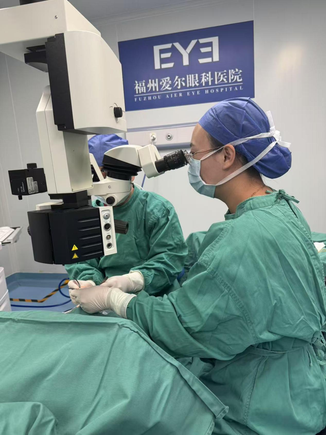 被斜视困住的13岁女孩