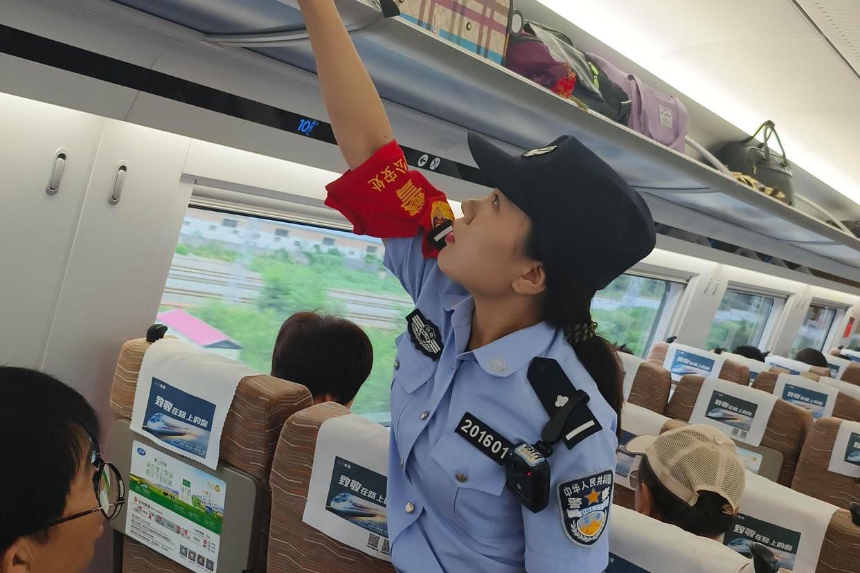 乘警给穿吊带女乘客发提示卡