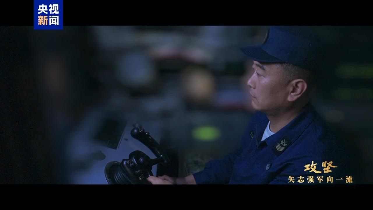 首次披露！我军新型潜艇执行远航任务画面曝光