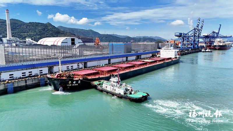 可门新开放泊位迎来首艘进口煤船