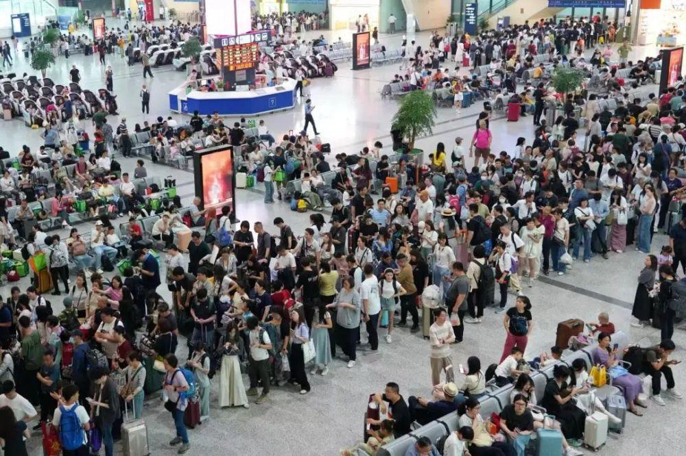 今起，学生可以提前20天预约车票！