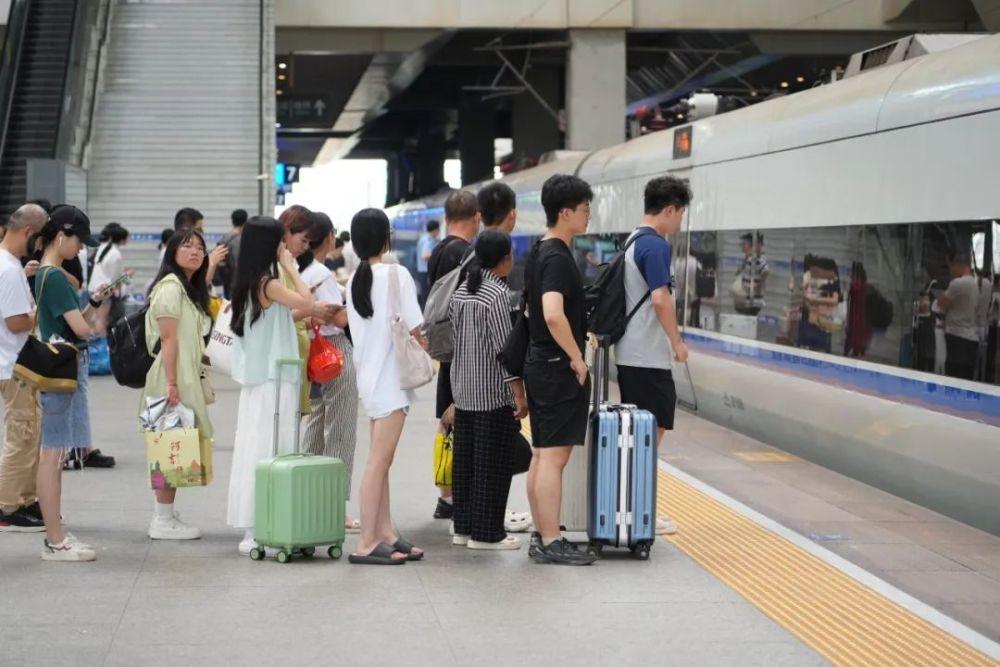 今起，学生可以提前20天预约车票！