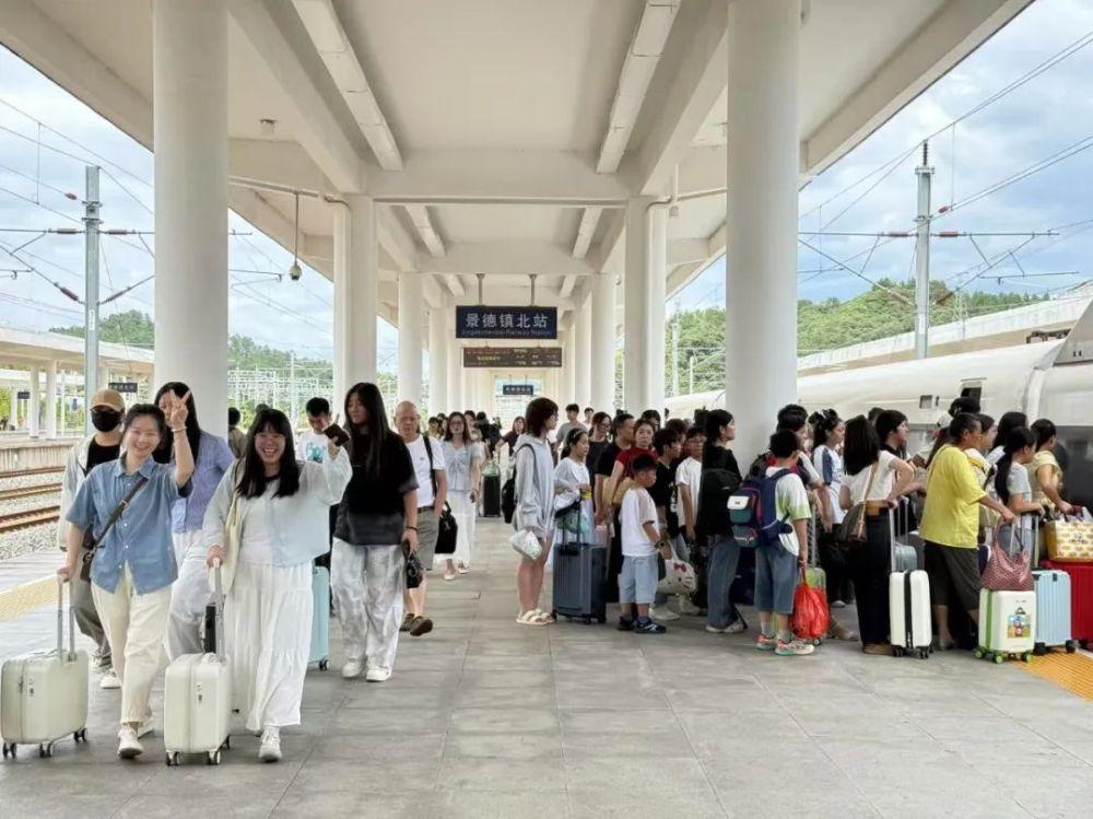 今起，学生可以提前20天预约车票！