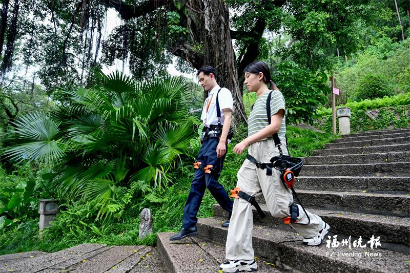 ​穿上“登山神器”登顶鼓山开“外挂”