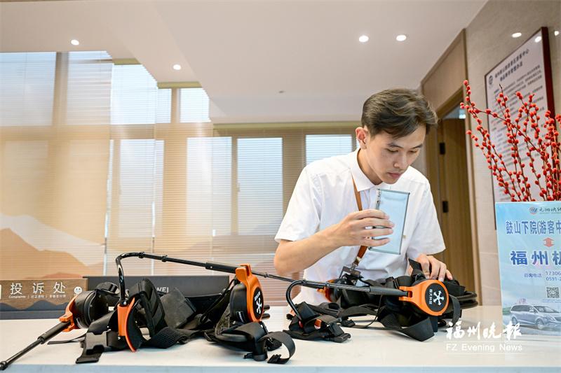 ​穿上“登山神器”登顶鼓山开“外挂”