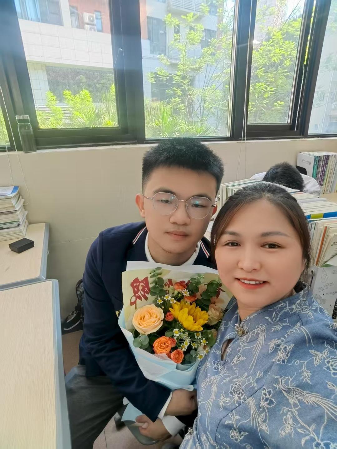 快递员母亲谈儿子弃北大选西湖大学