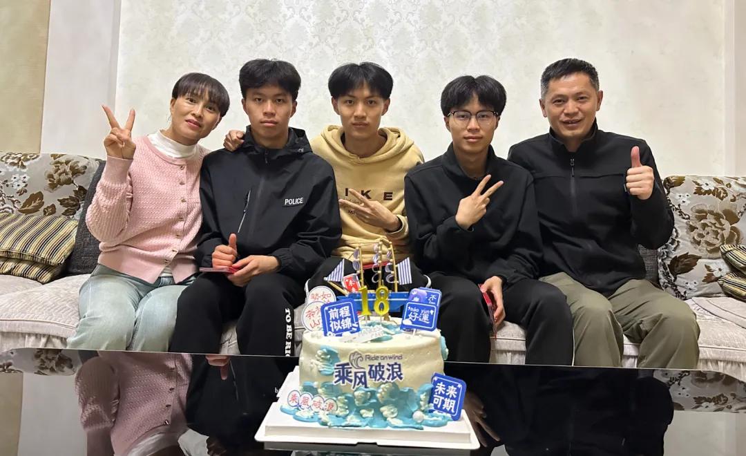 罗钧议、罗钧腾、罗钧龄，成功圆梦！