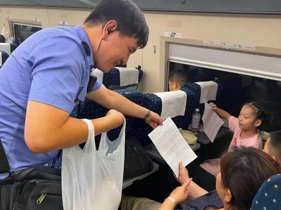 高铁列车员发试卷 小朋友一秒静音