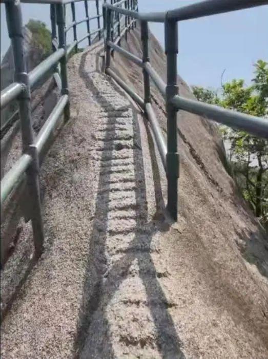 51岁男子疑坐1米高栏杆不慎坠崖身亡！现场游客发声！