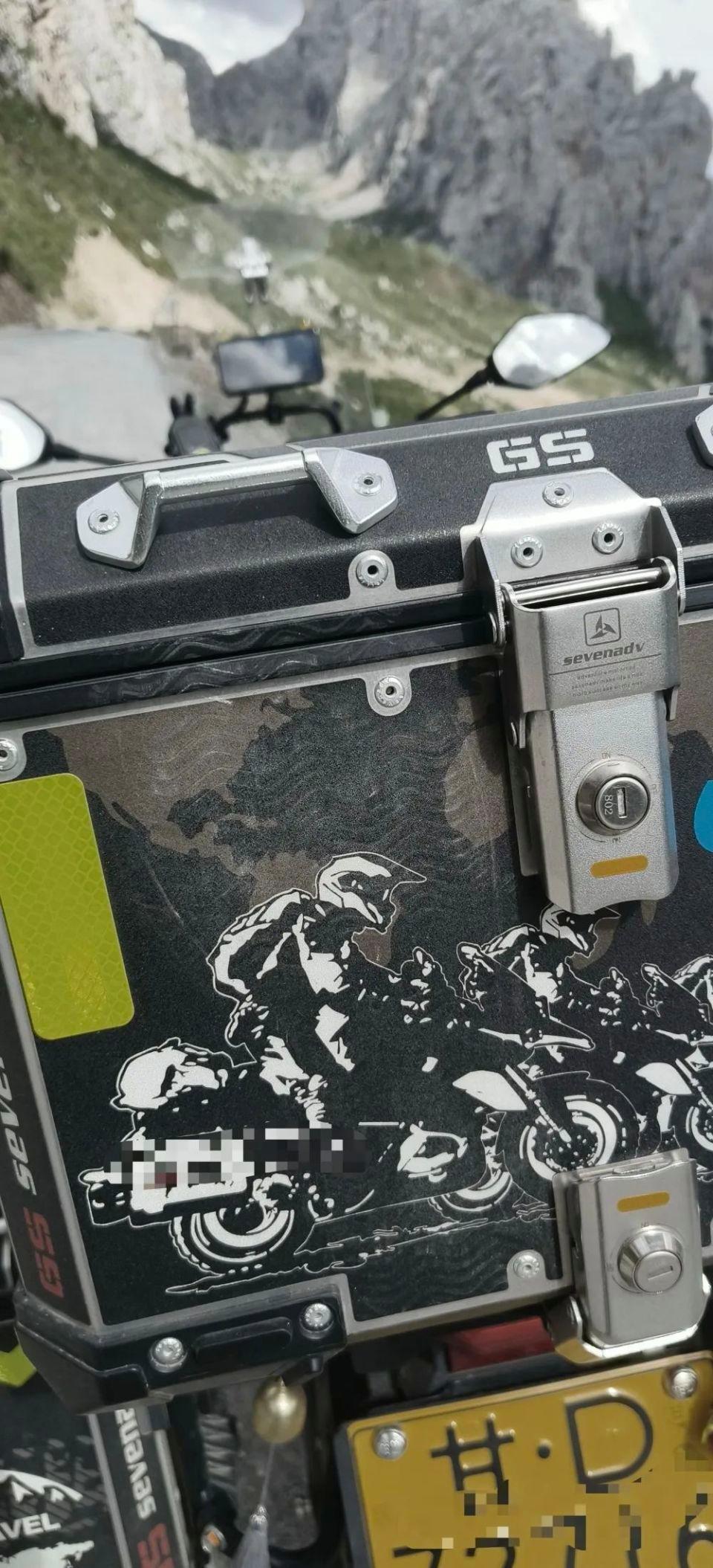 被奔驰逼停摩托车主：不追究了太折腾