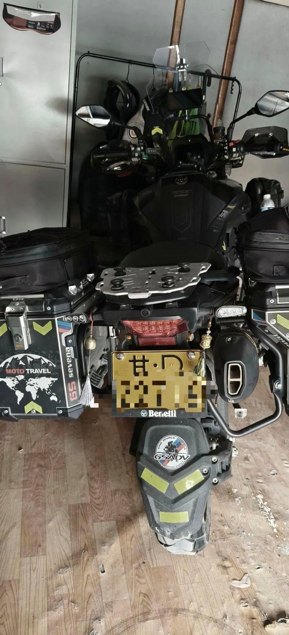 被奔驰逼停摩托车主：不追究了太折腾