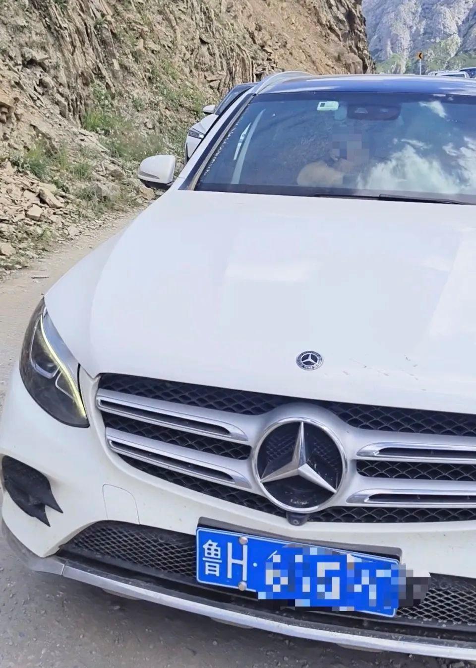 被奔驰逼停摩托车主：不追究了太折腾