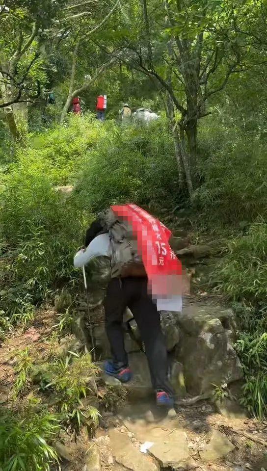 男子背40公斤蜜雪冰城上武功山售卖