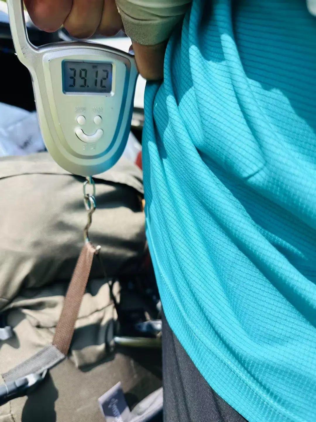 男子背40公斤蜜雪冰城上武功山售卖