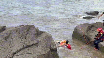 男子被困200米外海域，福州消防紧急救援