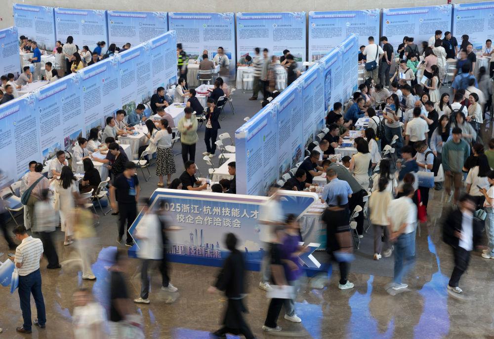 镜观·回响｜筑牢就业“压舱石” 守护群众幸福感