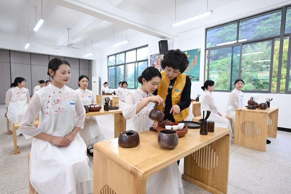 镜观·回响｜筑牢就业“压舱石” 守护群众幸福感