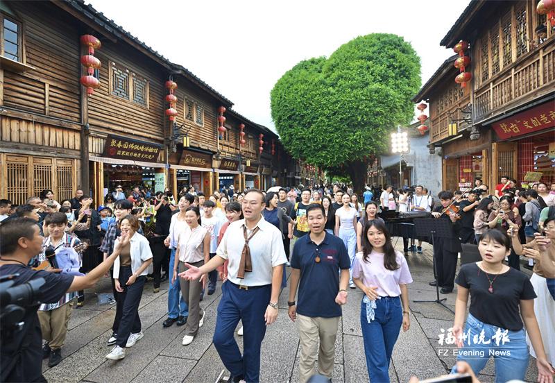 合唱快閃亮相坊巷 歌曲聲中銘記歷史