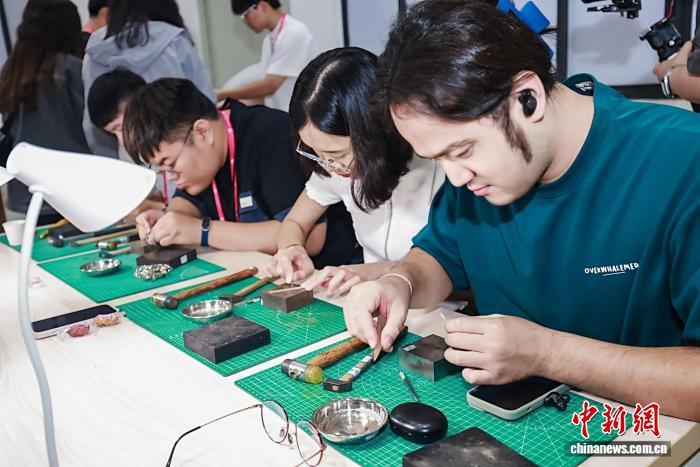 两岸青年体验非遗技艺 同心传承中华根脉