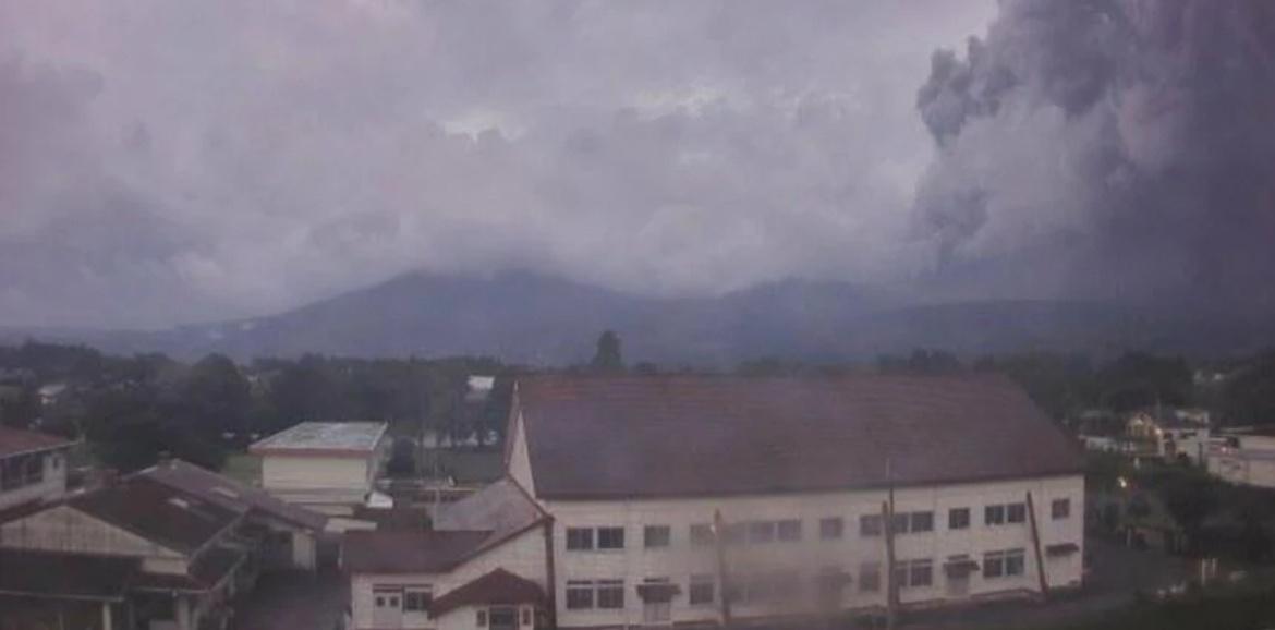 日本新燃岳火山喷发 火山灰柱高达3000米