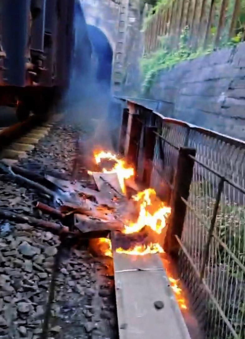 无人机违法试飞坠落致铁路中断4小时