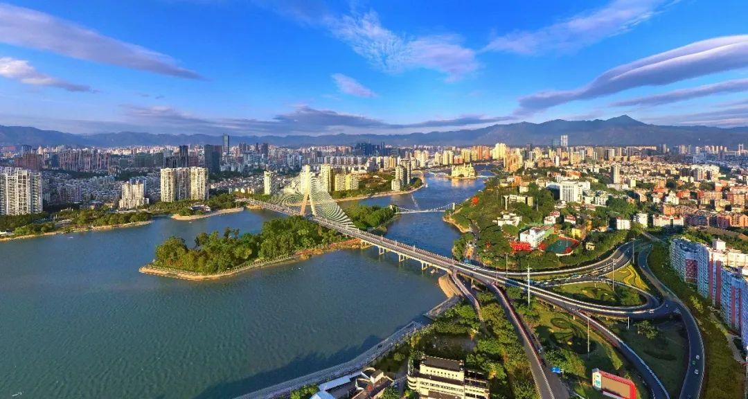 用脱口秀的方式打开福州