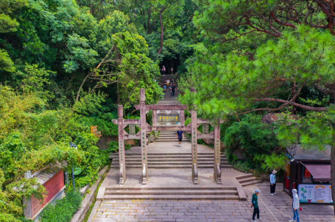 用脱口秀的方式打开福州