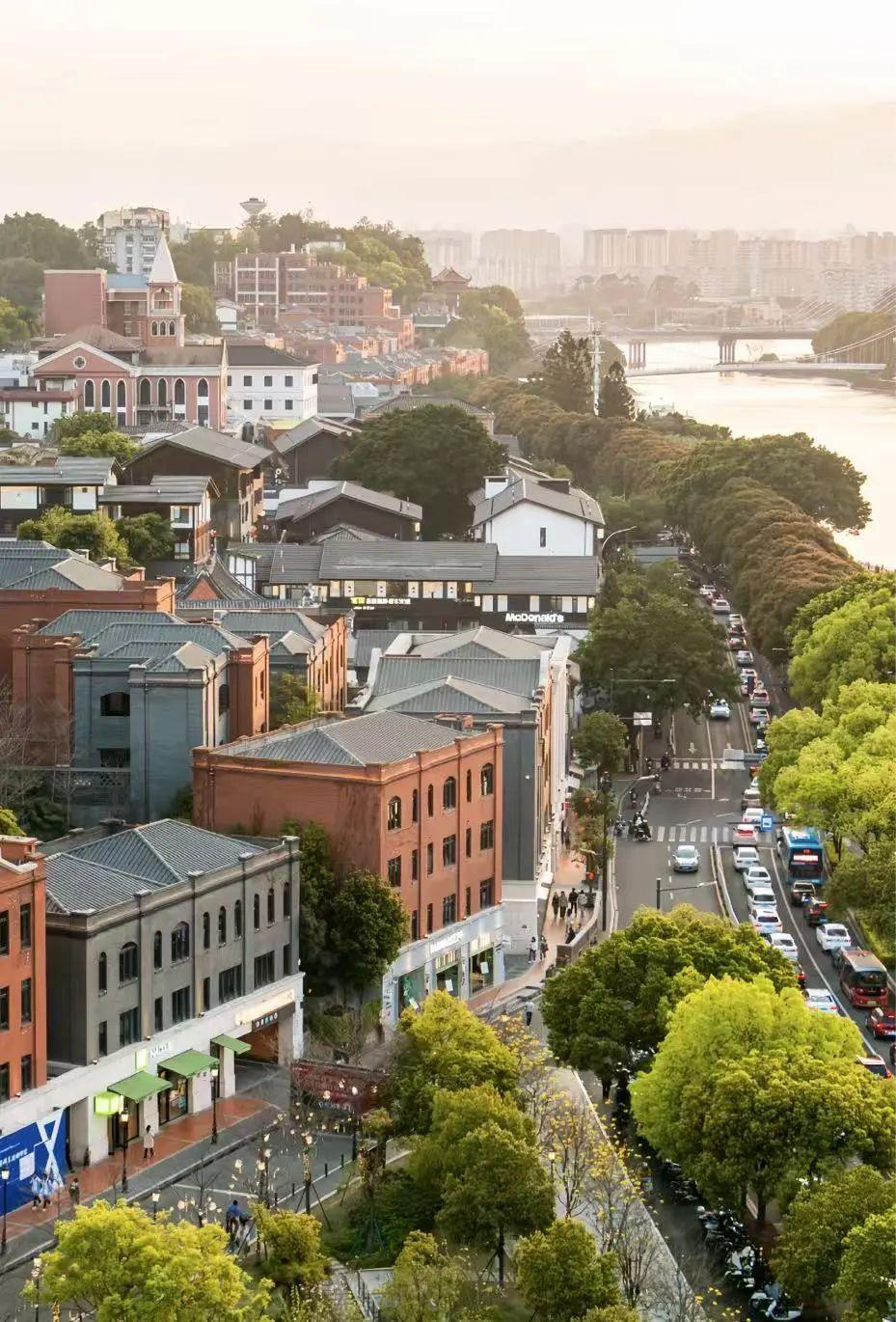 用脱口秀的方式打开福州