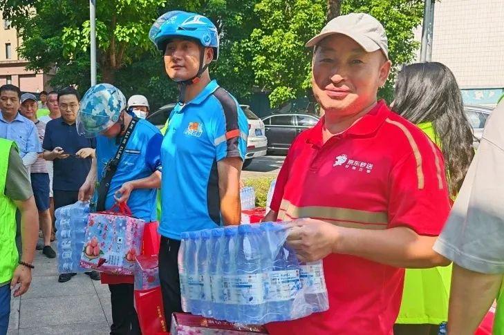 致敬城市奔跑者 夏日清凉送到手——仓山区关爱新就业群体慰问活动