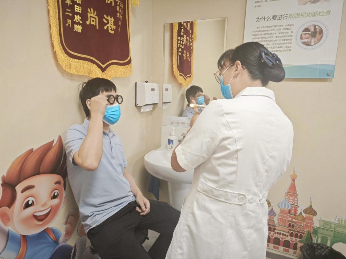 男子假期猛刷手机刷出“斗鸡眼”，看东西重影！医生：避免高强度近距离用眼