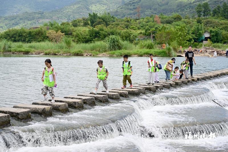 福州晚报写作训练营开展“诗人@永泰”青少年研学创作