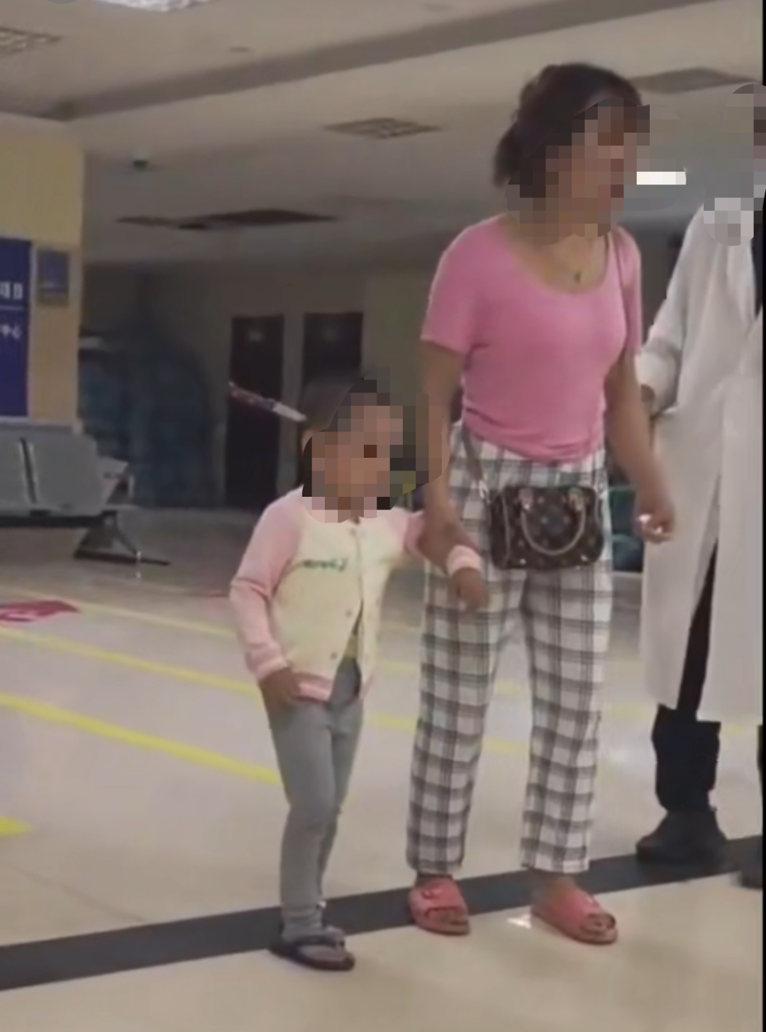 云南3岁女童头上插刀淡定就医，受伤原因公布