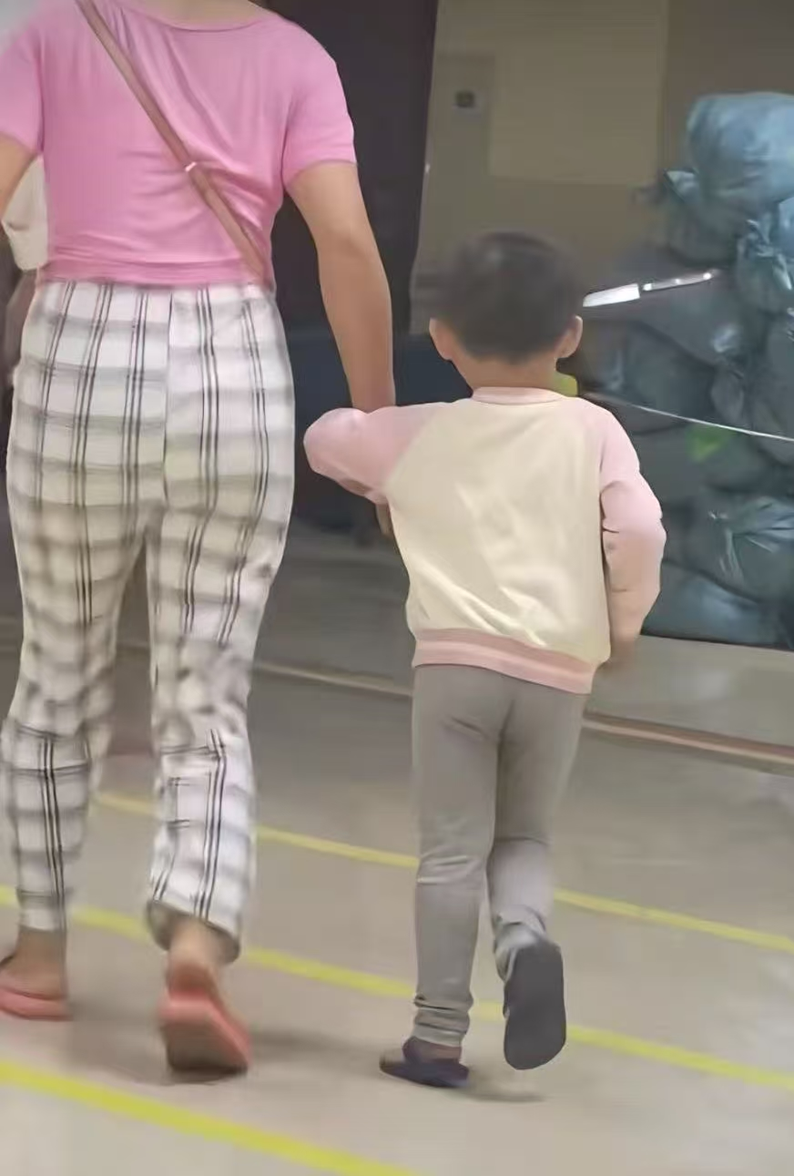 云南3岁女童头上插刀淡定就医，受伤原因公布