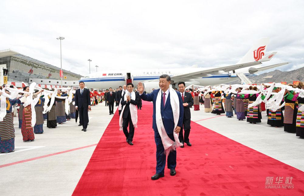 习近平率中央代表团抵达拉萨出席西藏自治区成立60周年庆祝活动