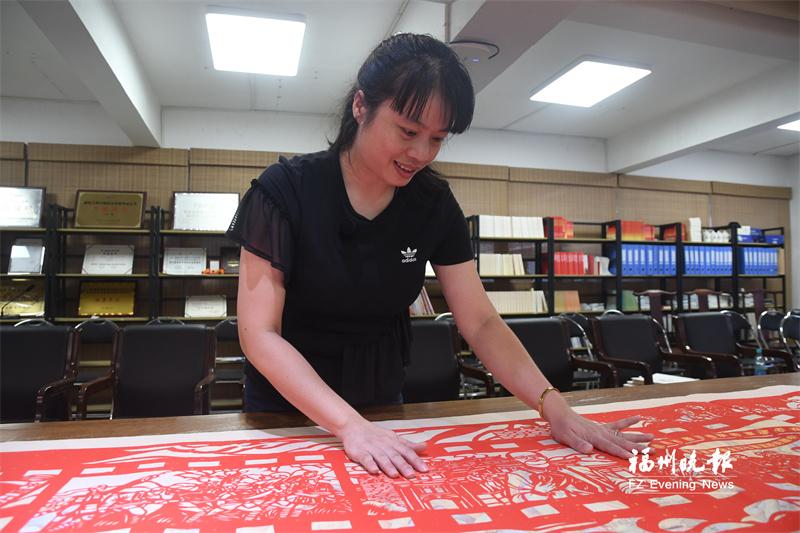 闽侯艺术家以刀代笔 10米剪纸长卷重现抗战烽火岁月