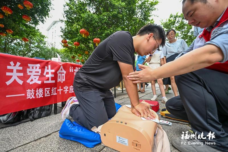 “急救地摊”在三坊七巷“开张”