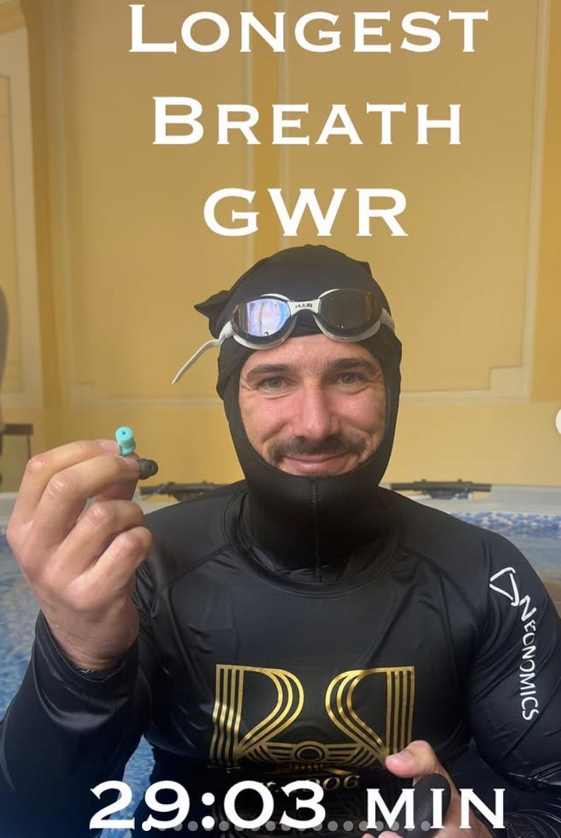 男子水下憋气29分钟刷新世界纪录