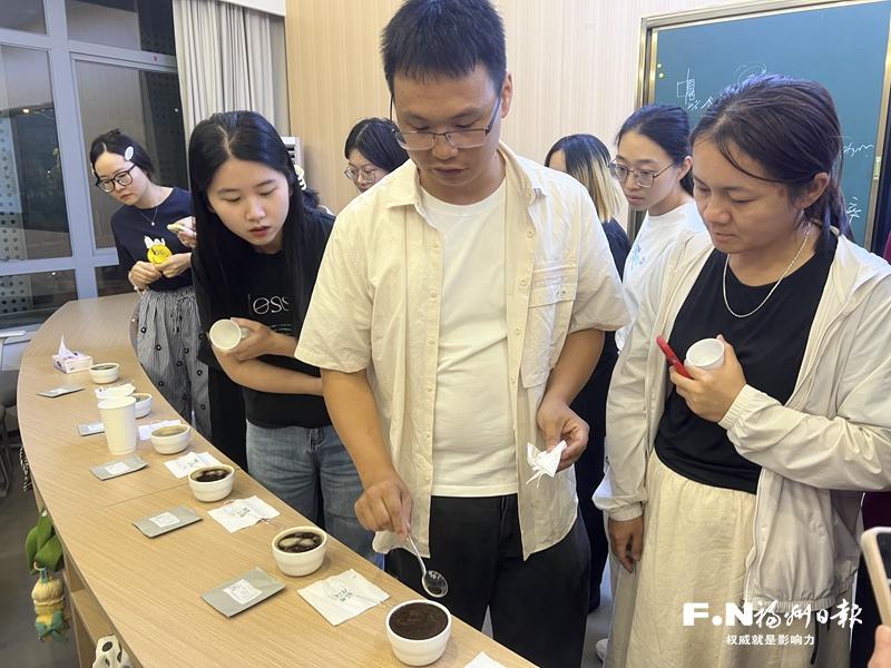 社区巾帼技能学堂送来实用培训 20名女性免费学做手冲咖啡