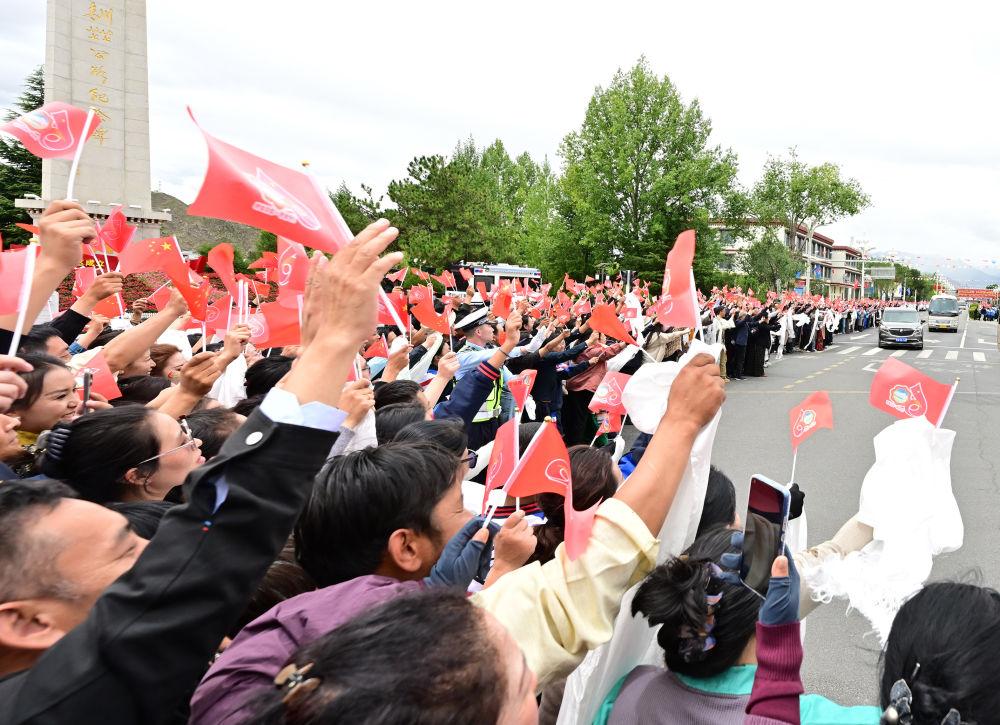 总书记西藏行丨记者手记：看着北斗星走不迷路，跟着共产党走会幸福