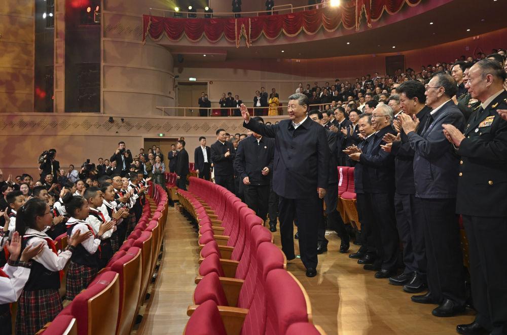 总书记西藏行丨记者手记：看着北斗星走不迷路，跟着共产党走会幸福