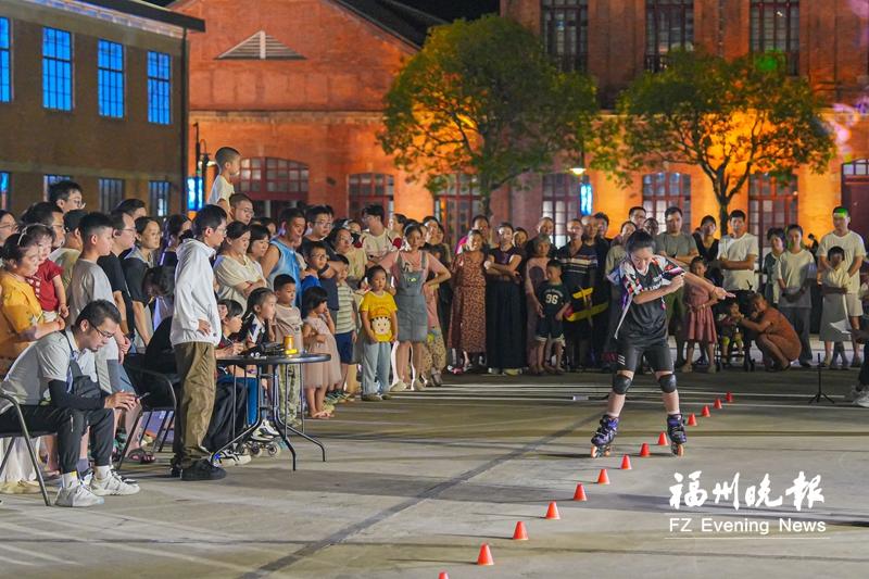 “夜游船政”上演速度与激情 “甲板风暴”轮滑竞速赛举行