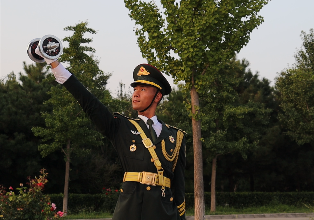 九三阅兵当天，这个小伙将升起五星红旗！