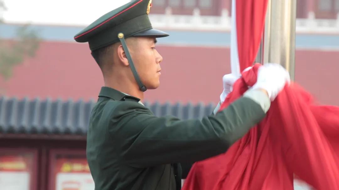 九三阅兵当天，这个小伙将升起五星红旗！