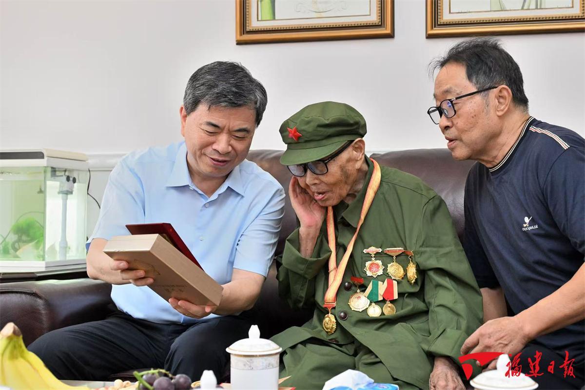 省领导看望慰问抗战老战士代表并颁发纪念章