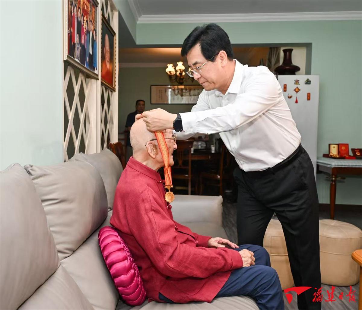 省领导看望慰问抗战老战士代表并颁发纪念章