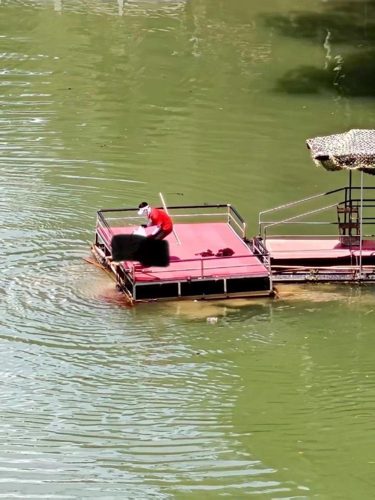 景区游客从40米高空坠落：水里有血迹