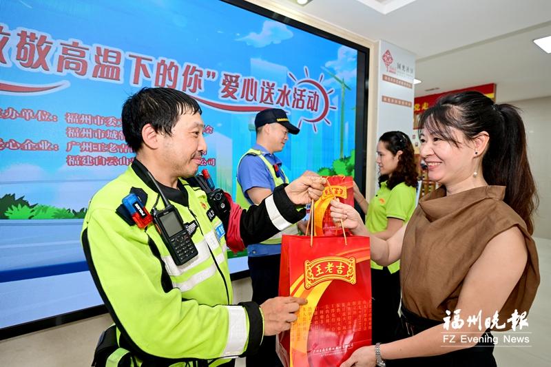 送清凉小分队走进鼓楼国光社区 真情暖意浸润一线劳动者心田