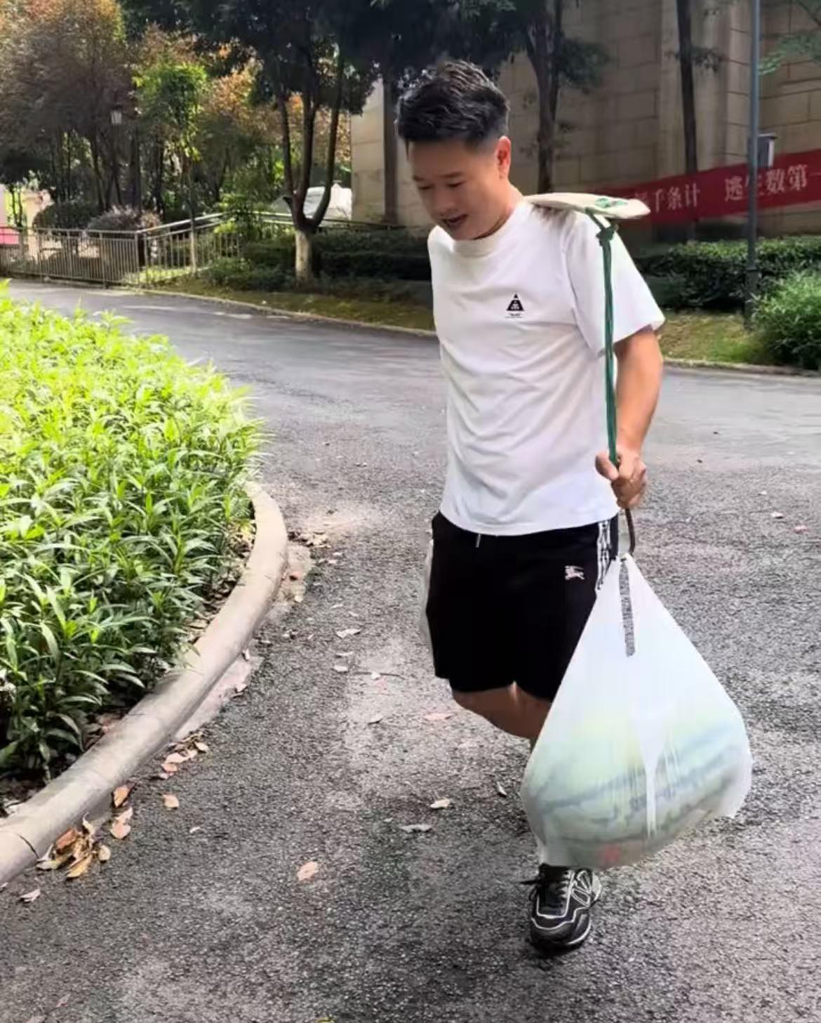 一顿吃200个水饺的16个外甥开学了